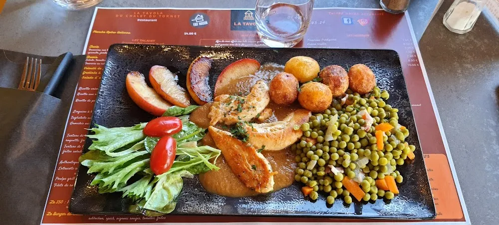 Aiguillettes de Poulet Avec Ses P'tits Légumes Et Compotée de Pommes
